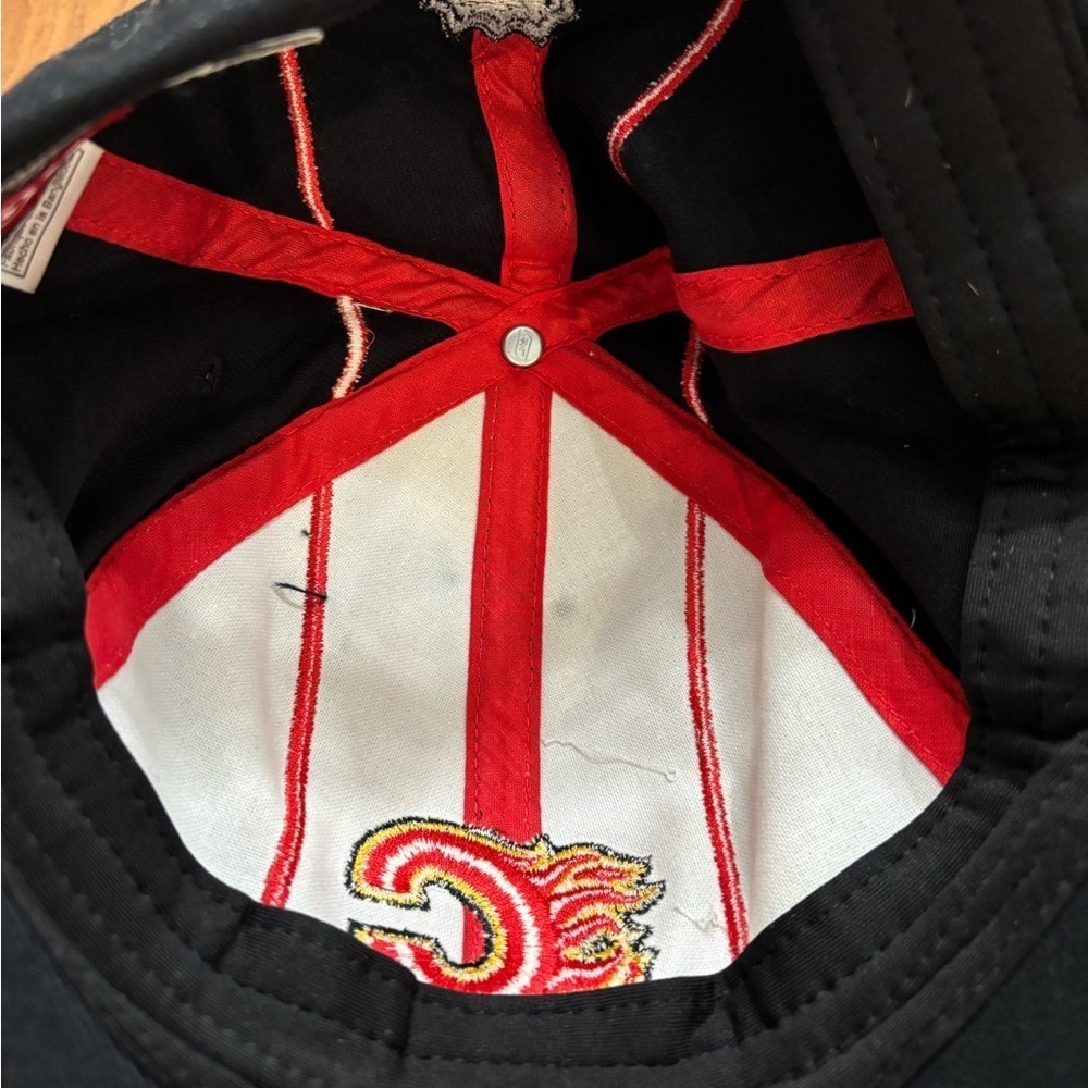 CCM Calgary Flames Vintage Hockey Cap Black Red NHL - Picture 8 of 9